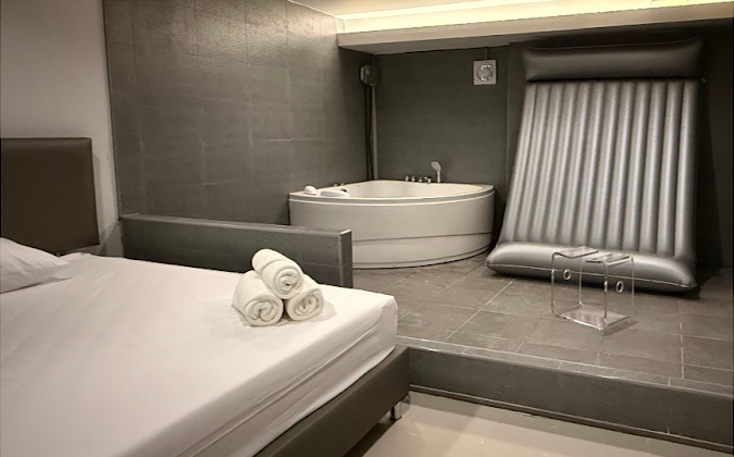 jacuzzi room at hiso bangkok