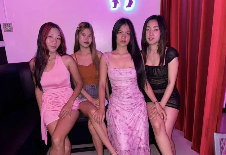picture of women at carre d'ass in pattaya thailand