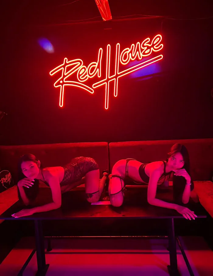 picture inside of a pattaya gentlemen's club