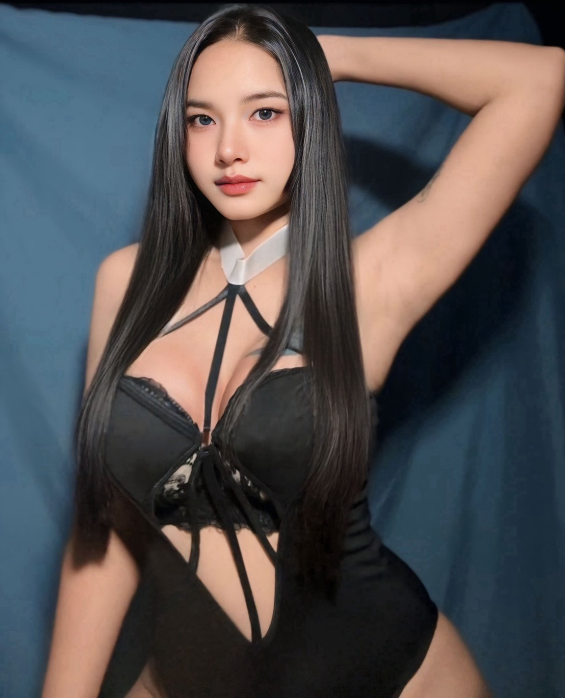 anela chick in black