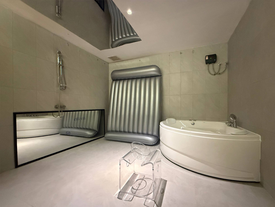 bangkok nuru massage room with mirrors on the wall and ceiling